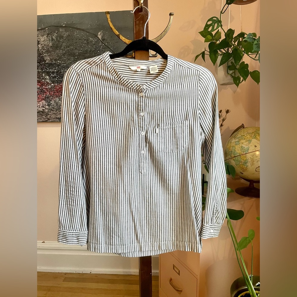 Levi’s Henley Button-up